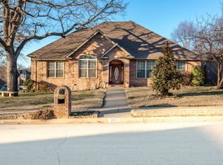 909 E Doubletree Ln, Springfield, MO 65810