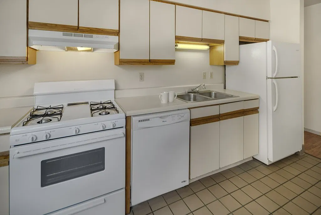 4 bed, 1.5 bath, 1200 sqft, $1,250 — Photo 2