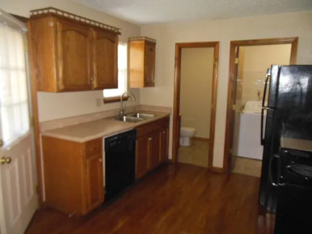 718 SE London Way — Photo 5
