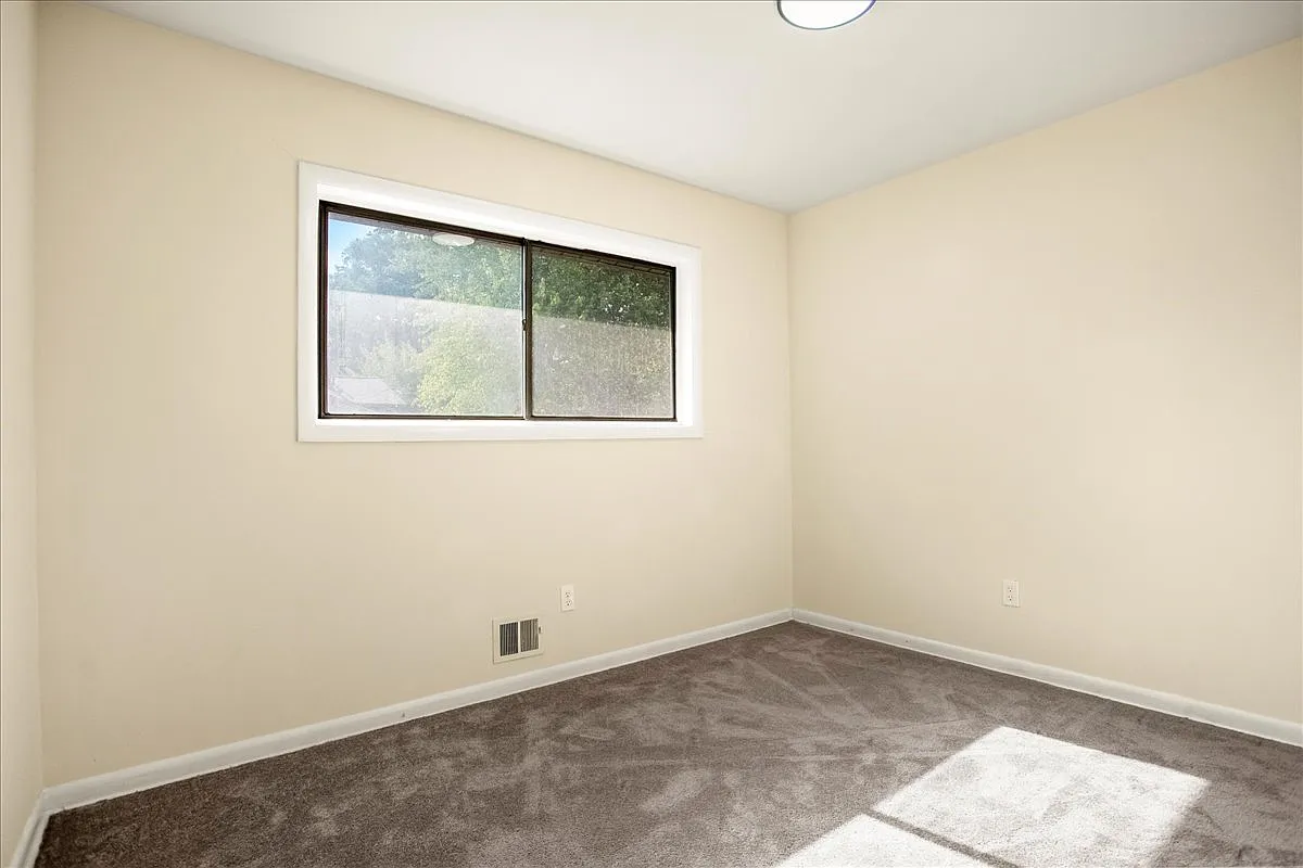 4 bed, 2436 sqft, $3,200 — Photo 3