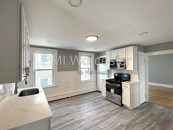 3rd image of 8 Hooper St