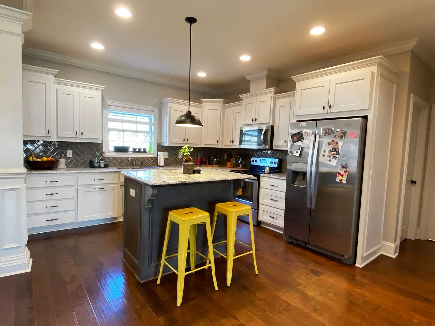 Spacious 4-Bedroom Home with 3-Car Garage, Screened Porch & Fenced Yard in Ivy Gate — Photo 2
