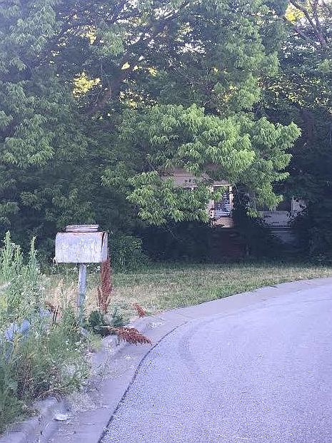 2nd image of 422 NE Dickinson Ln