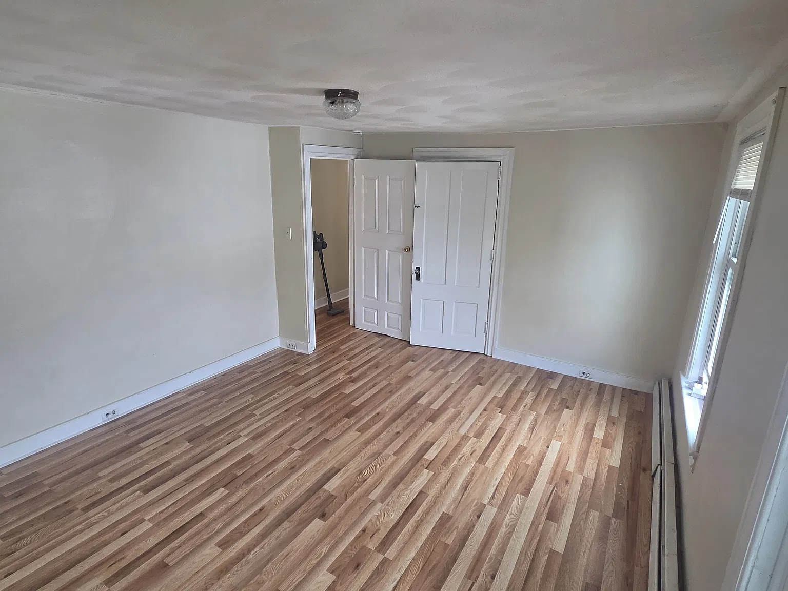 3 bed, 1001 sqft, $2,100 — Photo 3