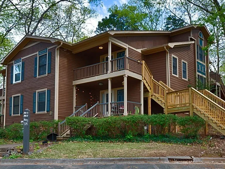 2041 Greenwood Pl SW — Photo 3
