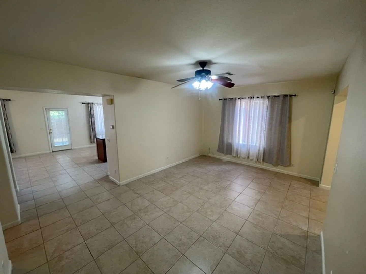 Peccole Ranch 4 Bedroom Home- Great Home -Great Location — Photo 4