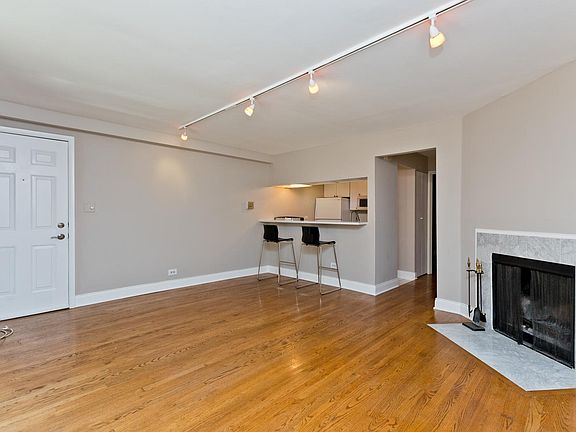 5th image of 3732 N Pine Grove Ave APT 1