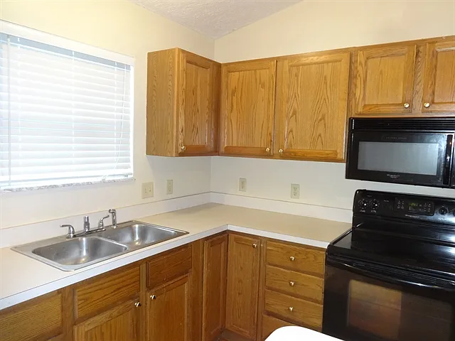 2759 Beal Dr — Photo 3