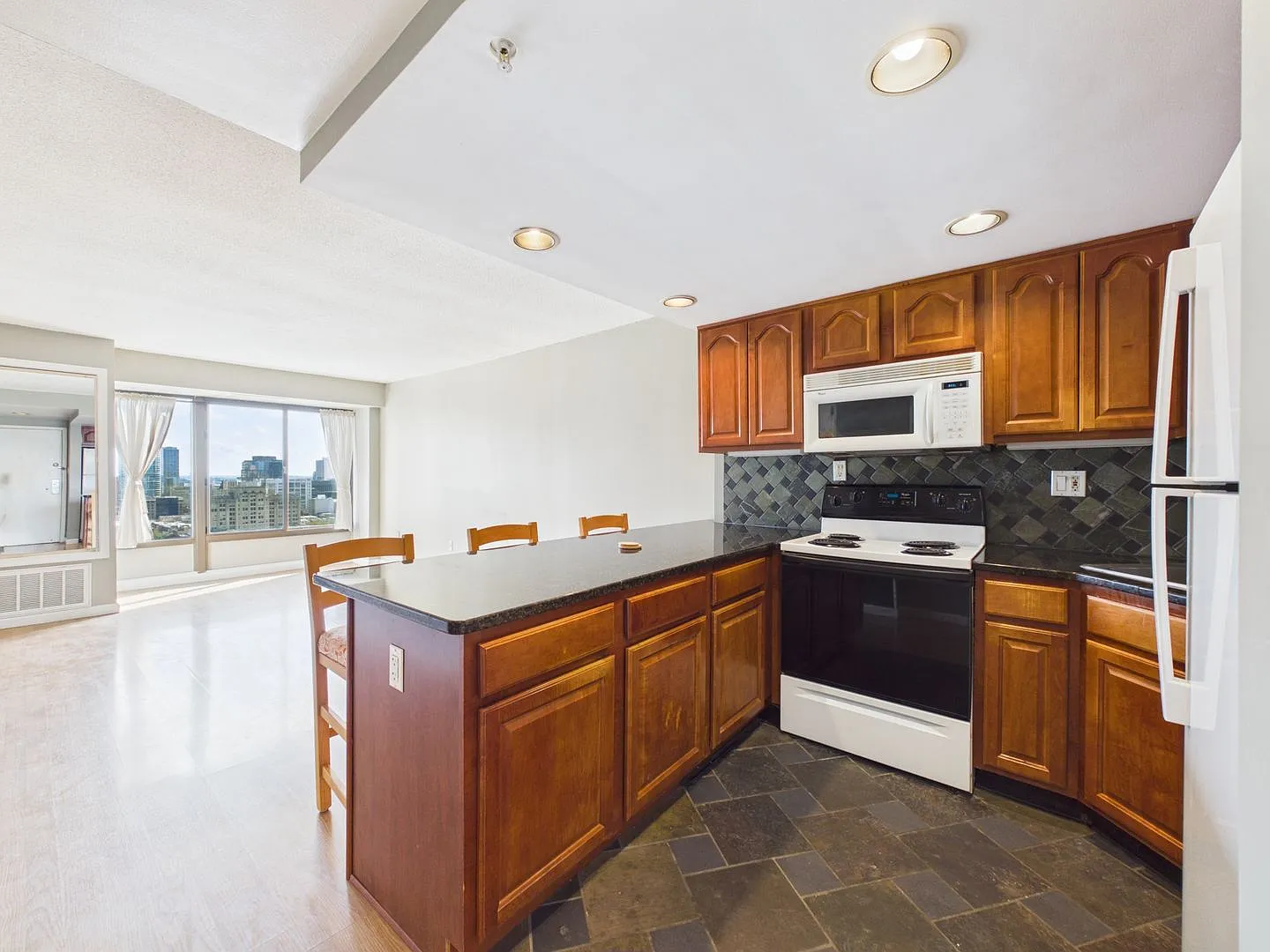 Bright Junior One Bedroom in CityView North Tower w/ Parking! — Photo 2