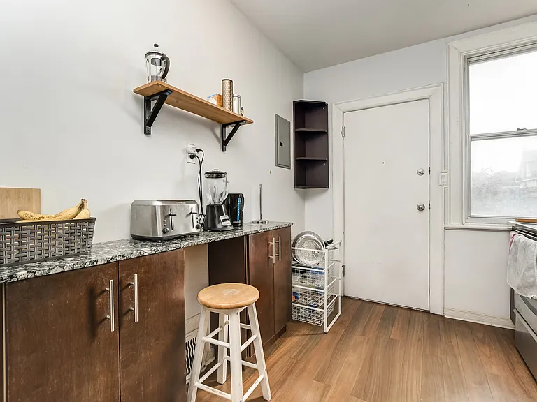 1074 Gladstone Ave — Photo 12