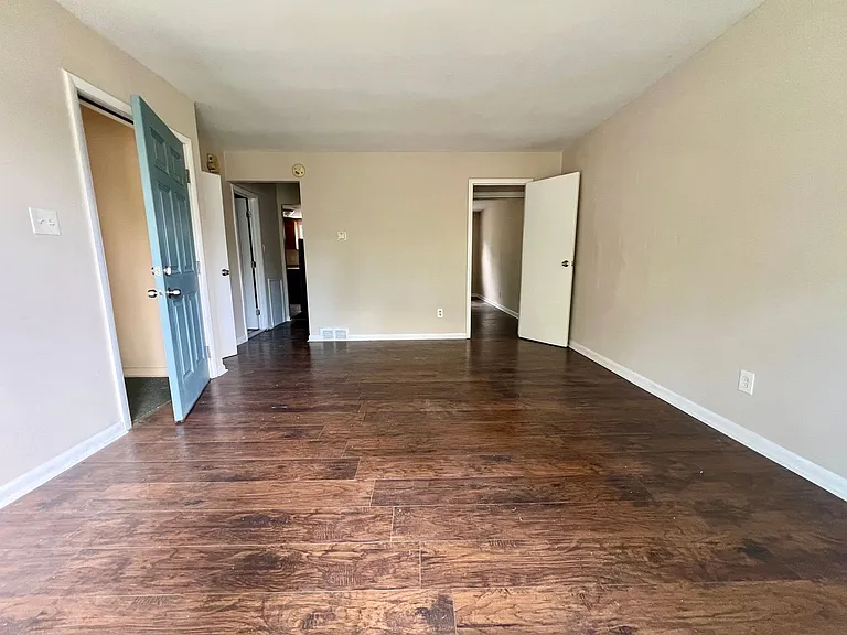 Main St 109 — Photo 10
