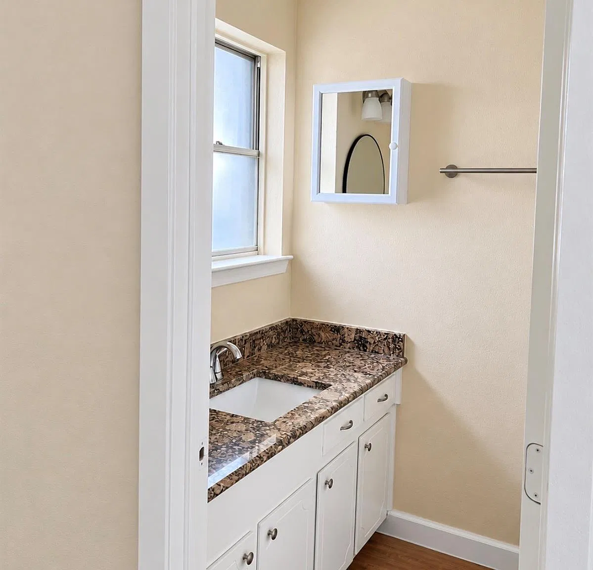 3 bed, 2.0 bath, 1306 sqft, $1,900 — Photo 4