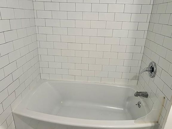 5th image of 107 Waverly St Floor 1