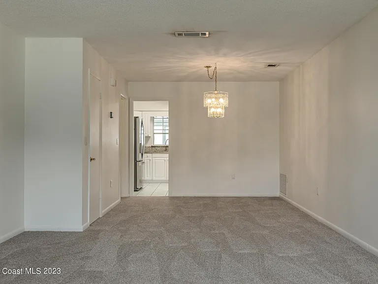 302 Emerald Pl E — Photo 11