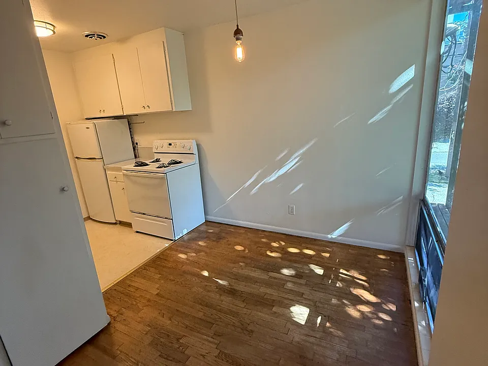 129 11th Ave E #202