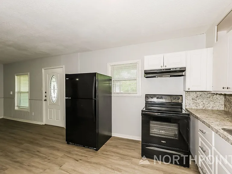 1405 Granbury St — Photo 7