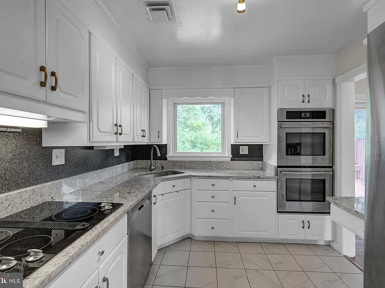 8905 Valley Forge Dr — Photo 10