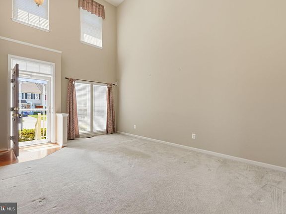 3rd image of 281 Maple Dr