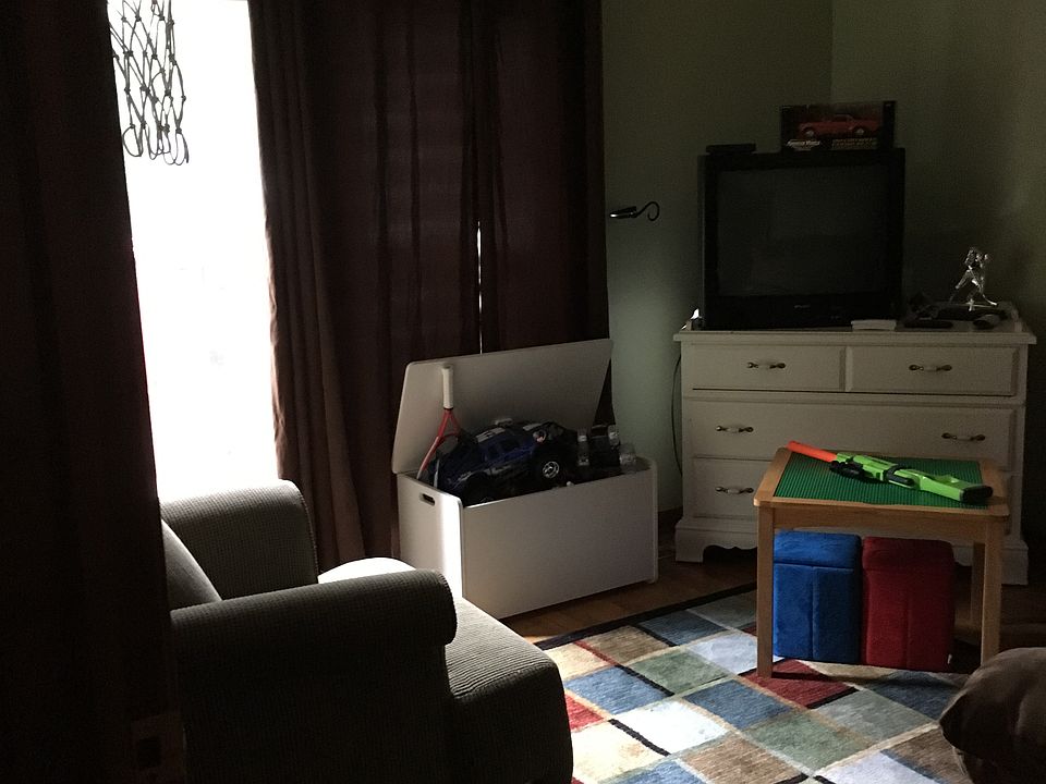 3rd bed w/sliding doors 