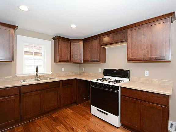3rd image of 510 Hancock St