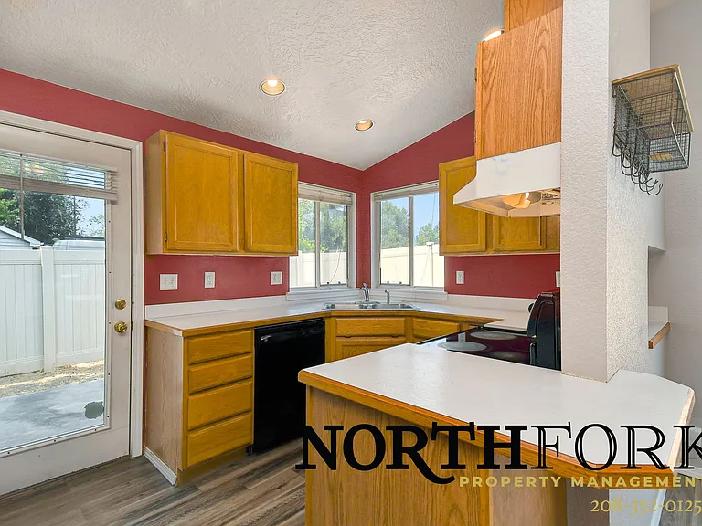 1421 S Michigan Ln — Photo 6
