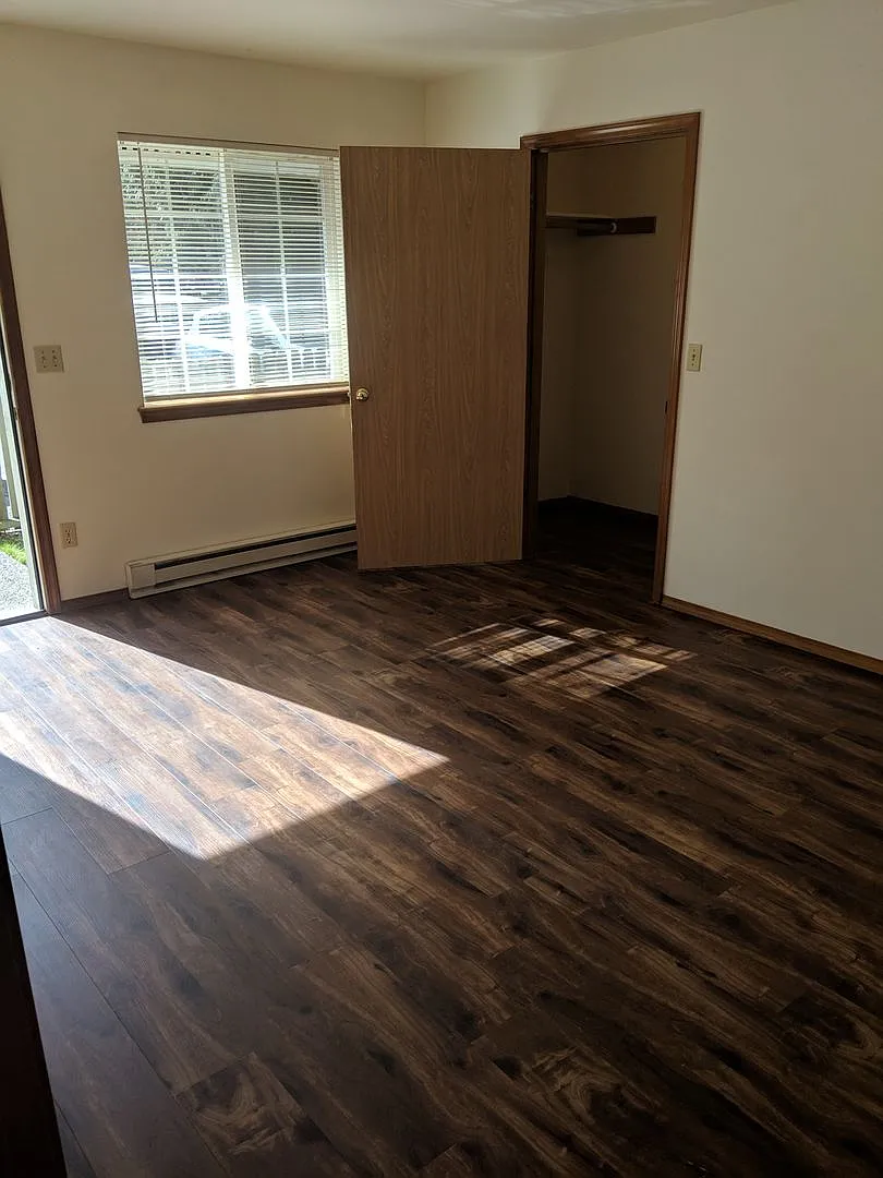 Spacious Studio with bonus storage — Photo 4