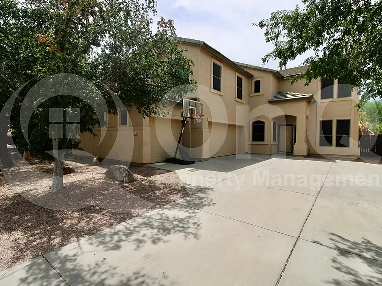 226 E Clairidge Dr — Photo 1