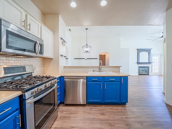 3rd image of 986 N Shetland Ln W