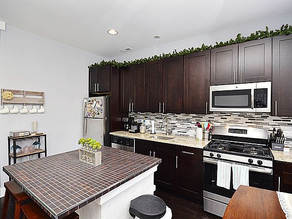 2nd image of 939 N Ashland Ave APT 3F