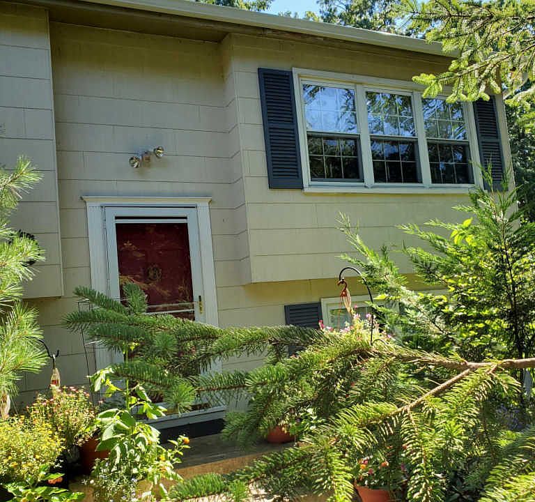 2nd image of 8 Oak Dr