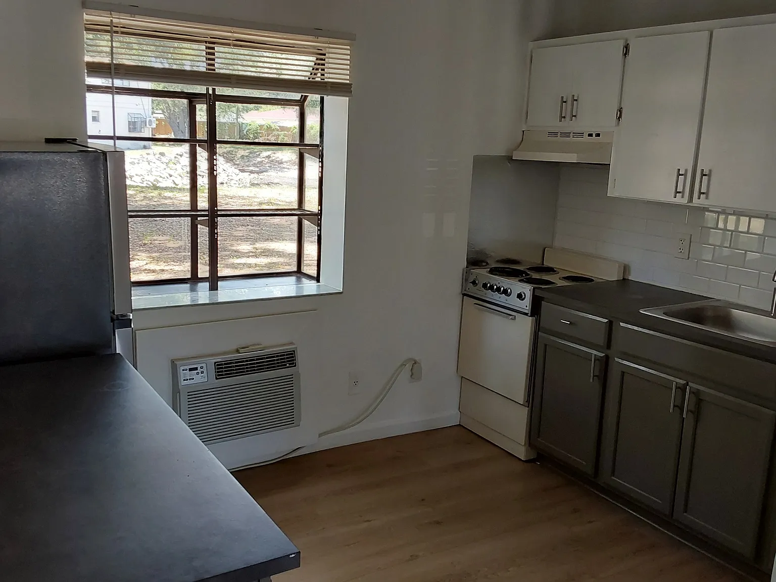2142 Bradford St Apt 304 - Apt 304 — Photo 2