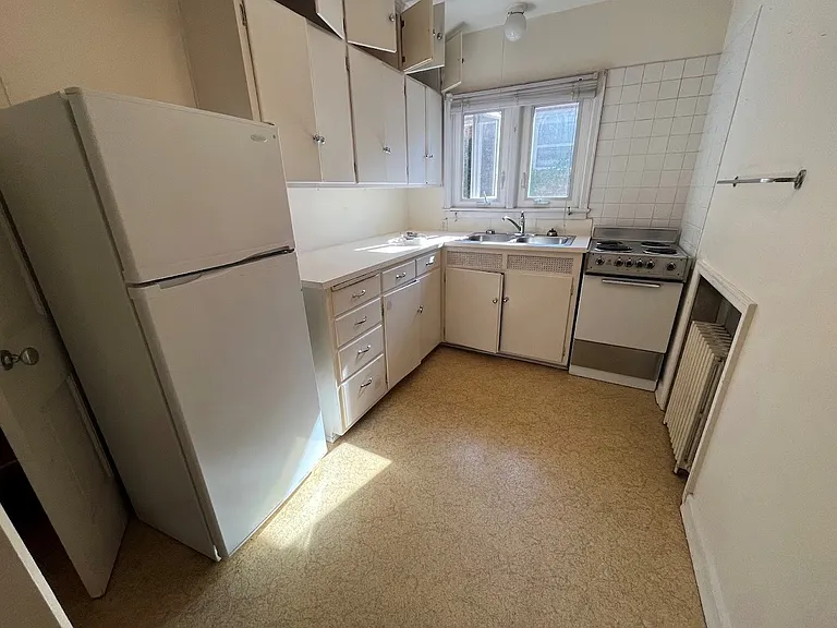 1406 Drake St — Photo 8