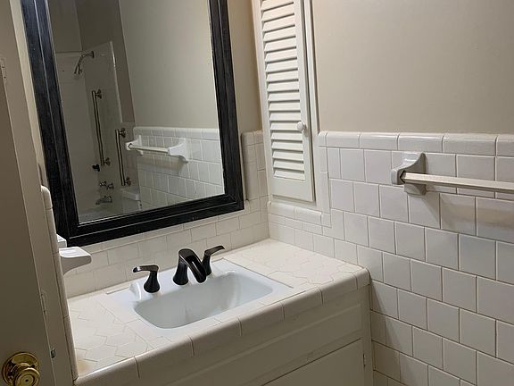 5th image of 130 S Southlawn Dr