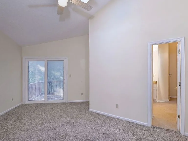 910 Lake Forest Dr — Photo 8