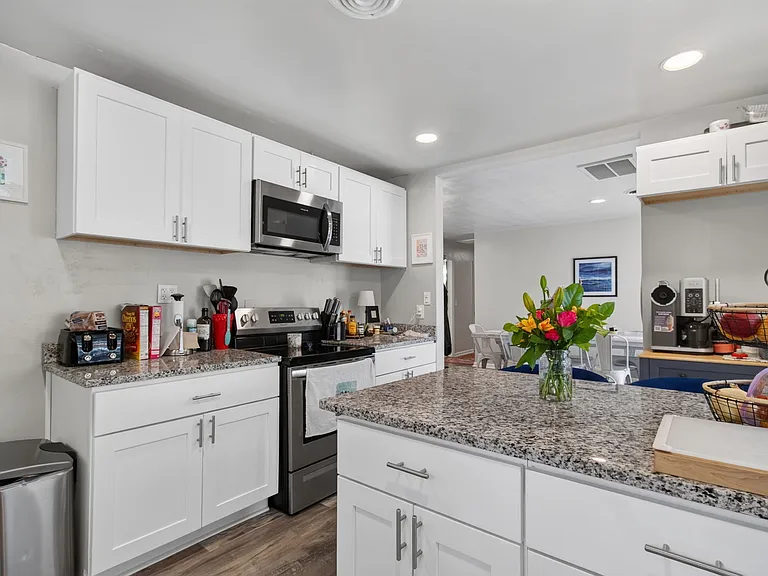9501 Beaumont St — Photo 10