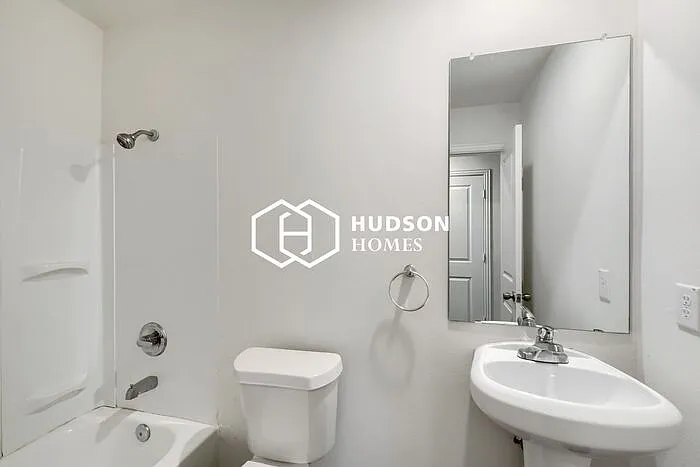 2504 Lyle Ave — Photo 10