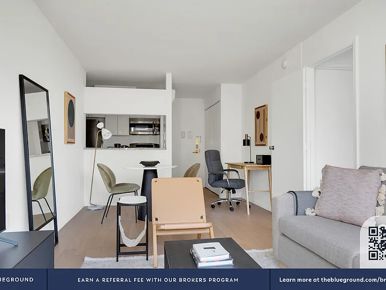 1 Union Sq S #15B — Photo 3
