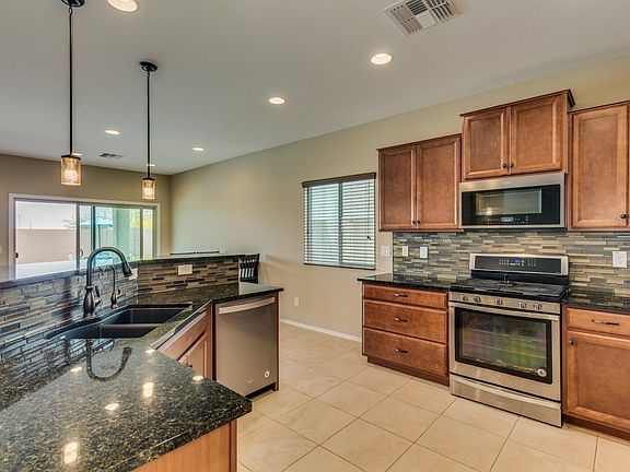 4th image of 2734 N Crestwood Ct