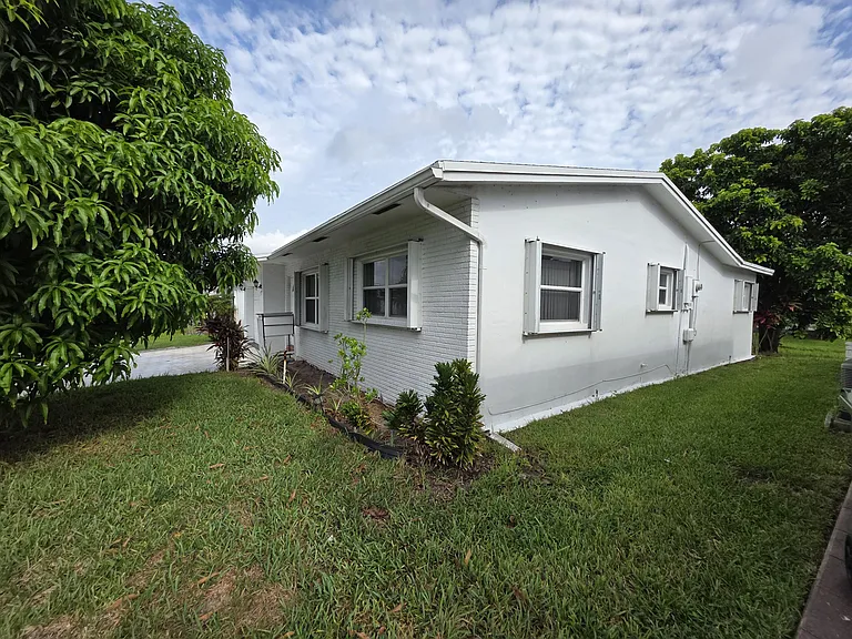 7195 NW 9th Ct — Photo 2