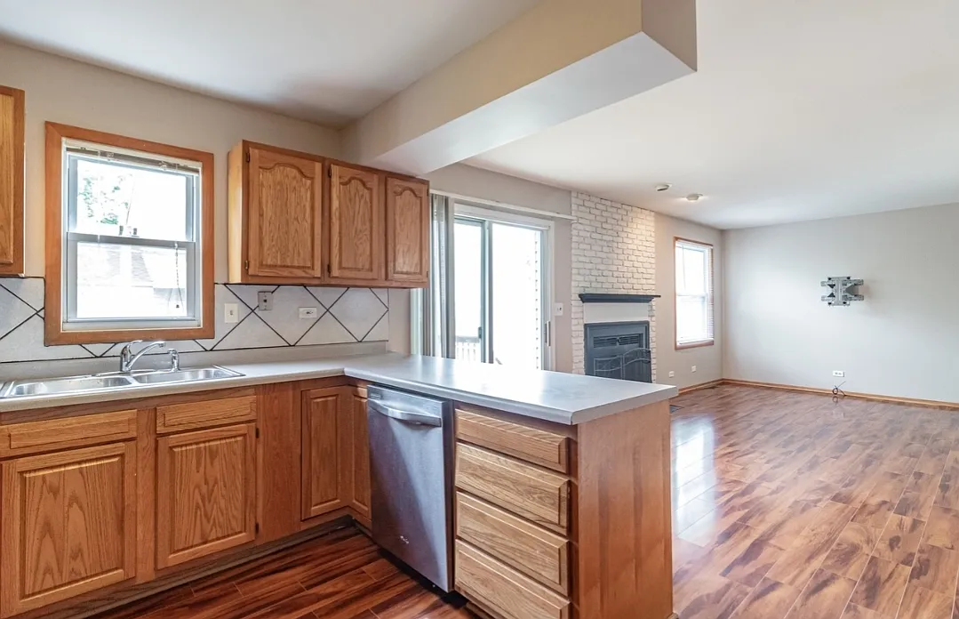 2 bed, 1095 sqft, $2,400 — Photo 2