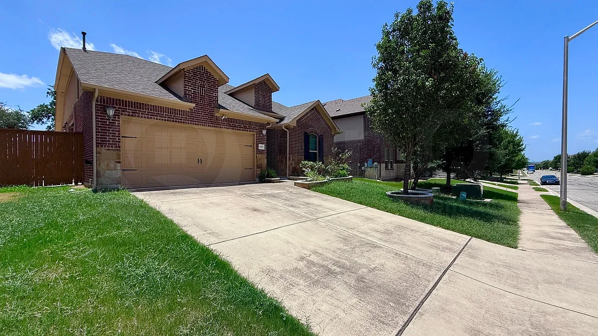 3 bed, 2.5 bath, 2687 sqft, $2,350 — Photo 2
