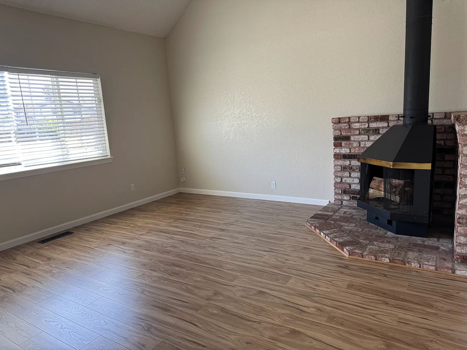 2 bed, 1200 sqft, $3,200 — Photo 2