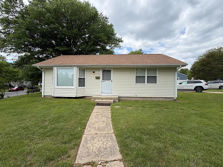 900 Montrose Ave — Photo 1