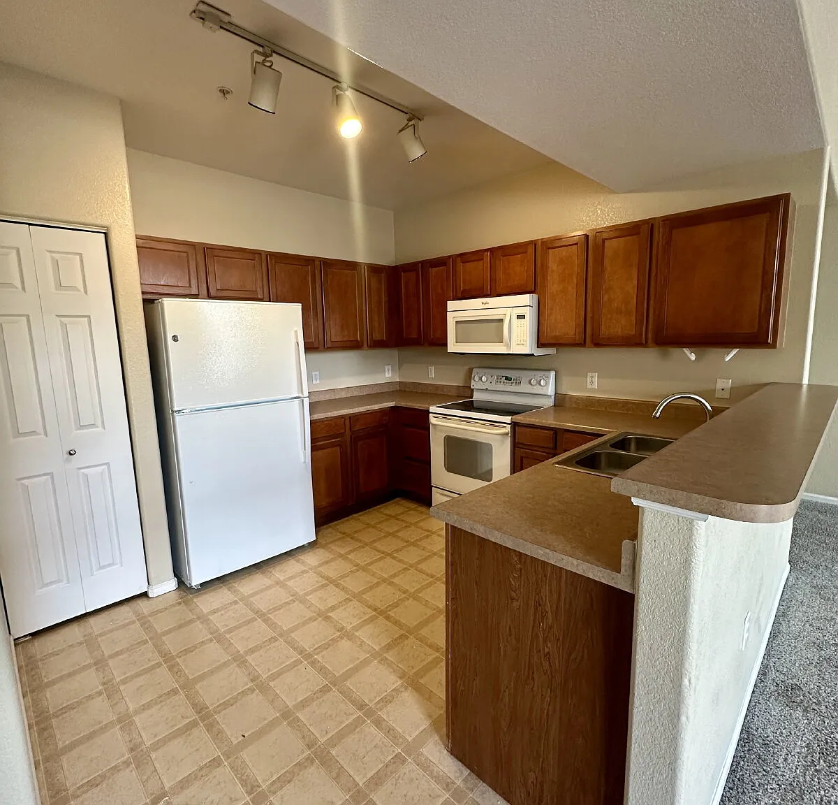 3 bed, 2.0 bath, 1286 sqft, $2,300 — Photo 4
