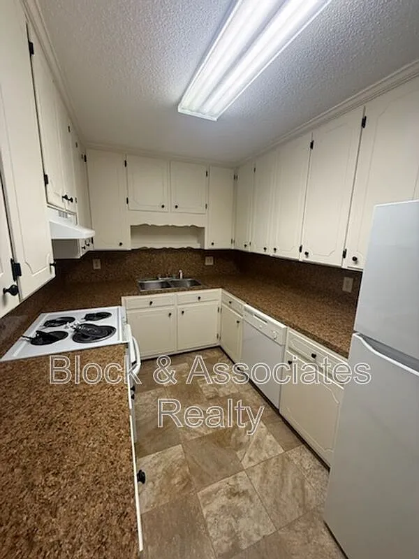 2 bed, 1.0 bath, $1,095 — Photo 4