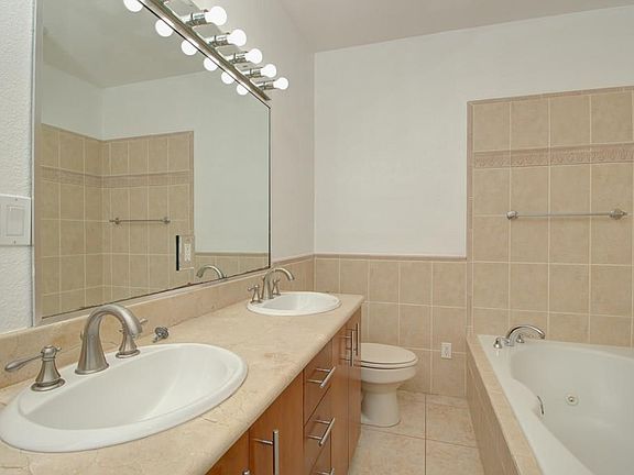 4th image of 104 W Sunset Dr #A