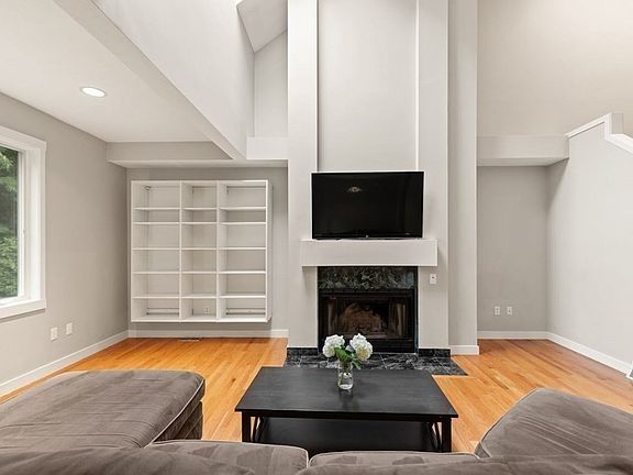 3rd image of 55 Orchard Hill Dr