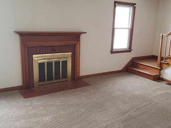 Living room w/fireplace
