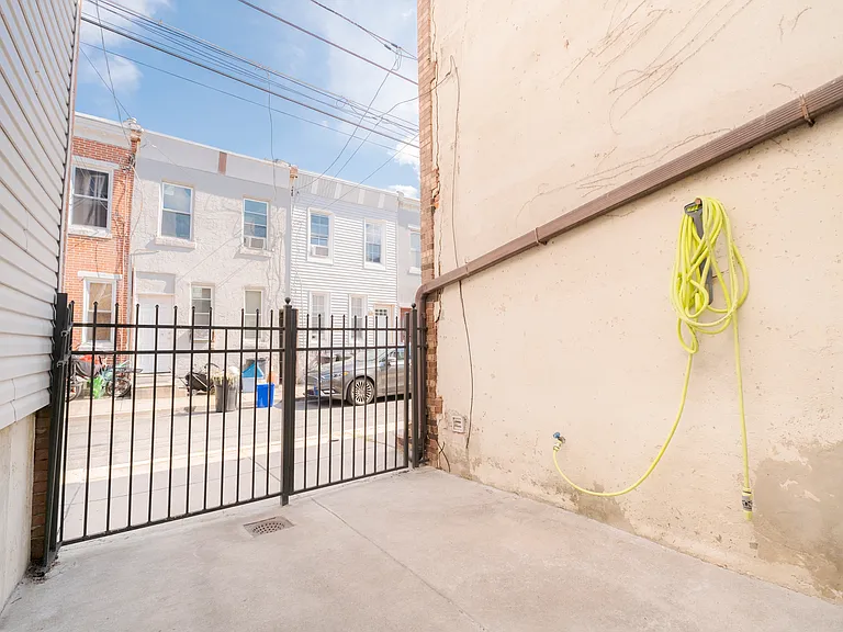 421 E Flora St — Photo 23
