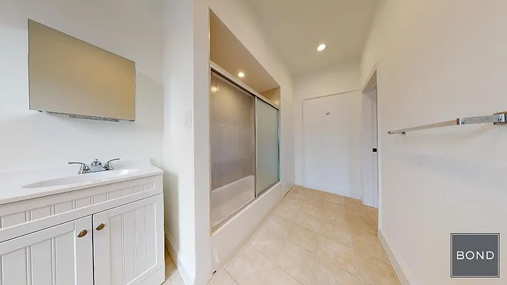 Rented by Bond New York | media 9